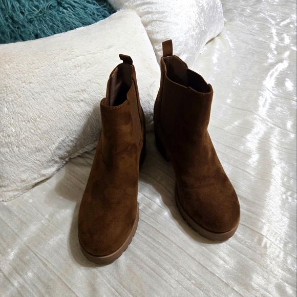 Soda Shoes - Womens Brown Faux Suede Ankle Boots  by Soda Size 8. NWOB NEVER  WORN